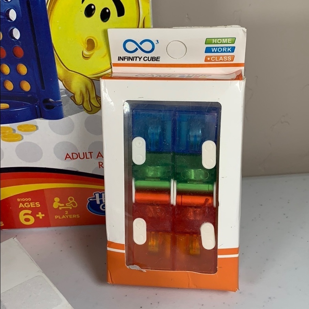 Travel Game Bundle - Connect4, Uno & Fidget Cubes - Picture 4 of 10